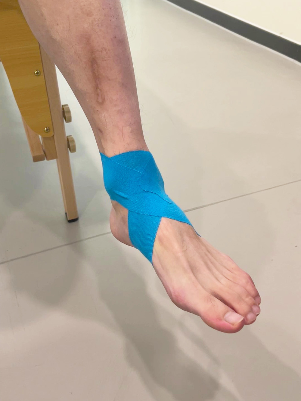 Comment utiliser la bande de kinésiologie du genou
