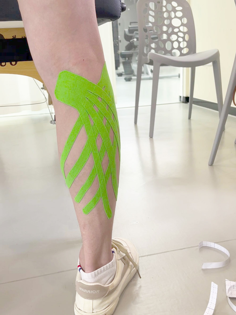 Wie man Kinesiologie Band für Kalb Muskel verwenden