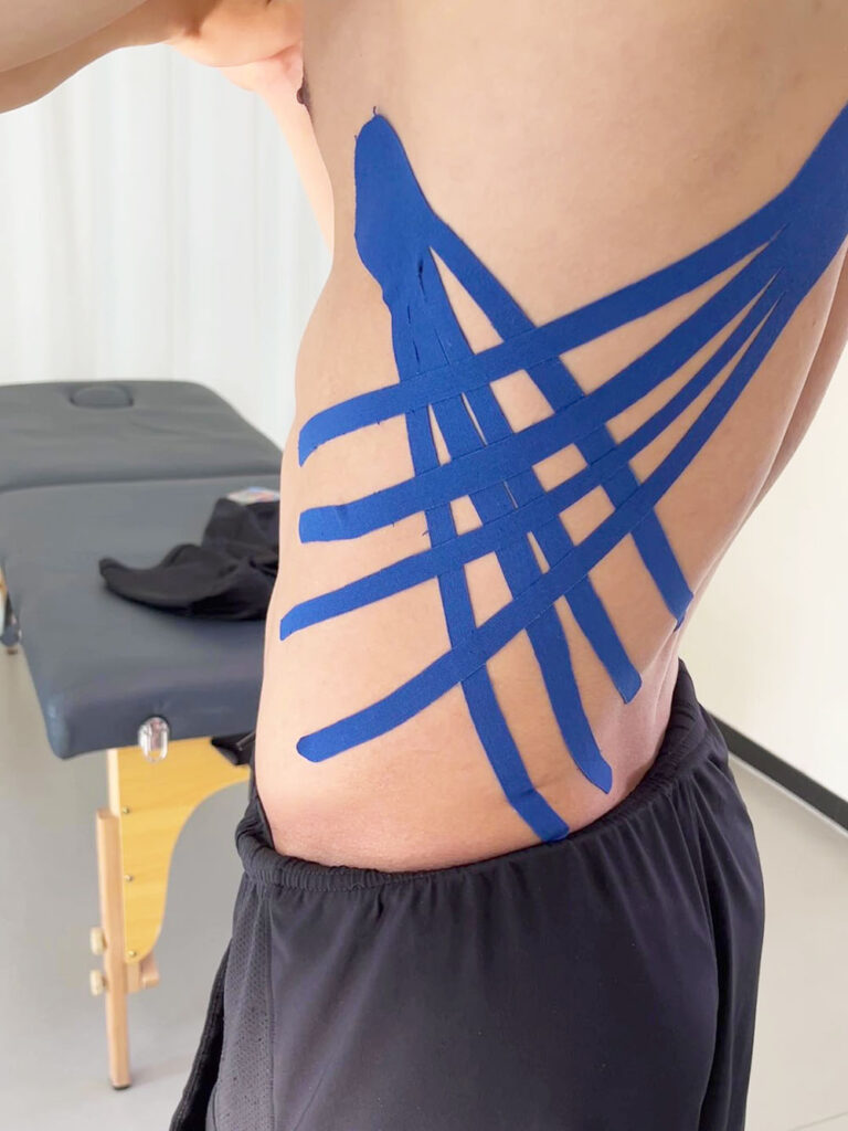 Kinesiologie-Tape am unteren Rücken