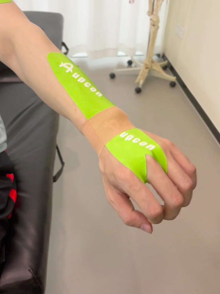 Wie man Kinesiologieband für verstauchtes Handgelenk verwendet