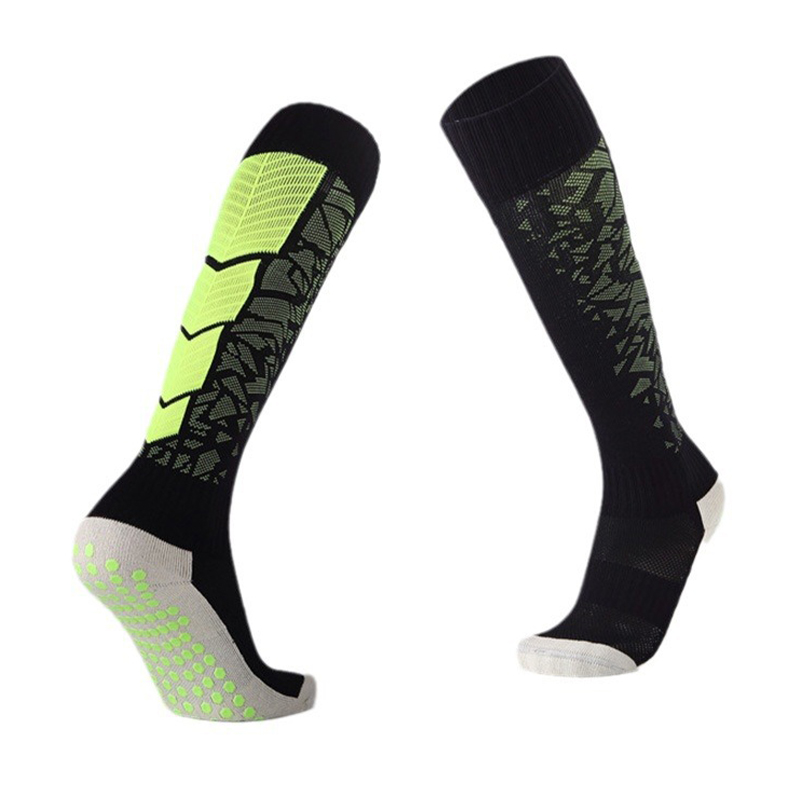 chaussettes de foot noires et vertes