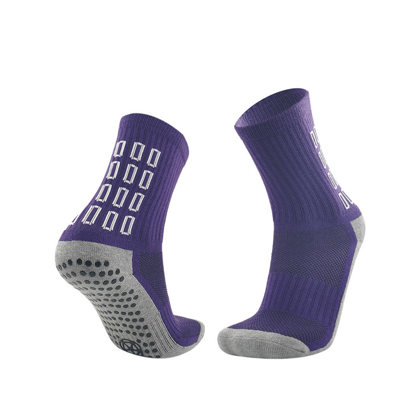 chaussettes de foot noires et violettes