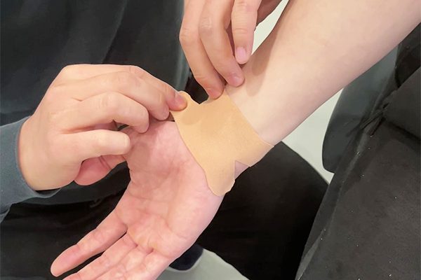 Kinesiologisches Tape bei Handgelenksverletzungen