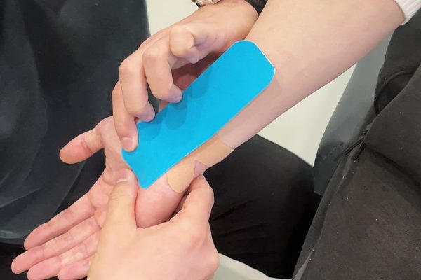 Kinesiologie-Tape für verstauchtes Handgelenk